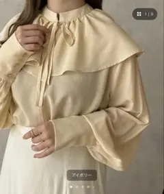【apres jour clair】ケープラッフルブラウスのサムネイル