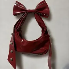 リボン付き赤いショルダーバッグ
