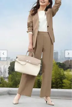 パンツスーツ　セットアップ　夏用スーツ　ベージュ　低身長向けサイズMP