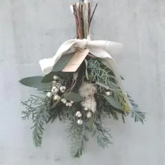 31.フレッシュグリーンとドライフラワーのクリマススワッグ　30cm　ユーカリ