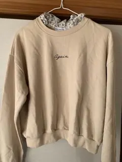 we go 花柄フラワーフリルネックロゴスウェットトレーナー　ベージュ