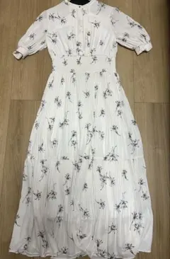 ナチュラルビューティーベーシック 花柄ホワイトロングワンピース