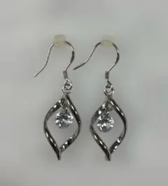 【美品】揺れる ストーン ツイスト ピアス シルバーカラー 上品 華奢