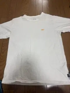 adidas（アディダス）の半袖Tシャツです。