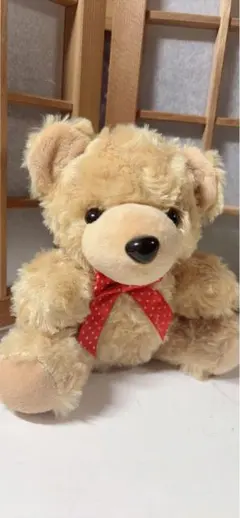 ベージュのクマ型ぬいぐるみ