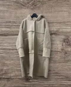 フード付きベージュロングコート