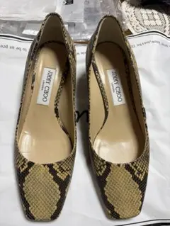 本日削除！JIMMY CHOO パイソン柄 パンプス　37.5のサムネイル