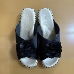 PANSY-M サンダル ブラック フラワーモチーフ　室内のサムネイル
