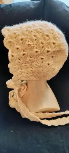 【お値下げ】クリーム色 ニット ベビー帽子 レース編みボンネット