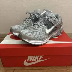NIKE ZOOM VOMERO 5 シルバー スニーカーのサムネイル
