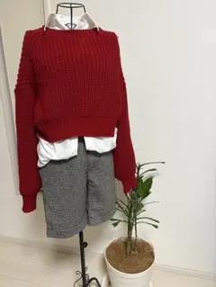 赤ニットセーターとショートパンツセット
