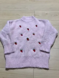 いちご刺繍のピンクセーター