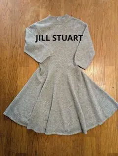 グレーのハイネックニットワンピース