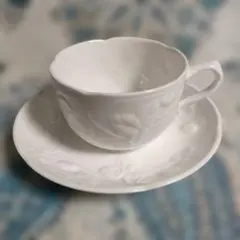 ミントン　ビクトリアンストロベリー白いエンボス花柄カップとソーサー