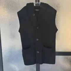 フード付き黒ニットベスト