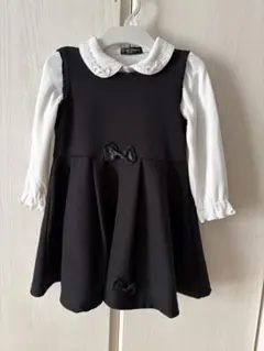 黒ワンピースと白長袖シャツセット