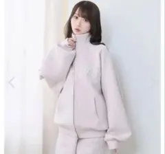 ロゼミューズ ロゴ3D みりにゃ ホワイトパーカー 可愛くなります