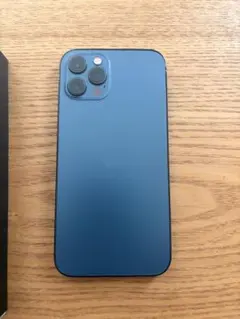 ブルー スマートフォン トリプルカメラ