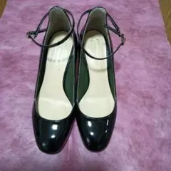 黒 ストラップ付きパンプス