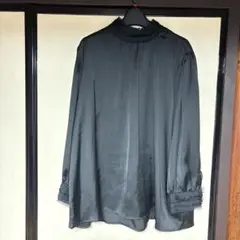 ブラック フリル付き長袖ブラウス