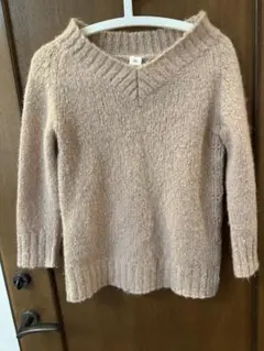 I.S. (sunao kuwahara)薄いピンク Vネックニットセーター、