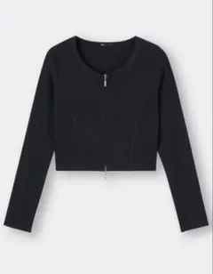 黒のジッパー付き長袖クロップドトップス