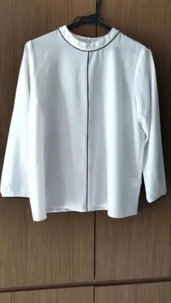 （一度使用したのみ　ほぼ新品）ホワイト長袖シャツ ブラックパイピング