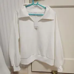 ホワイト 襟付きトレーナー