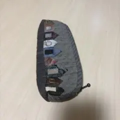 家のアップリケ付きグレーペンケース