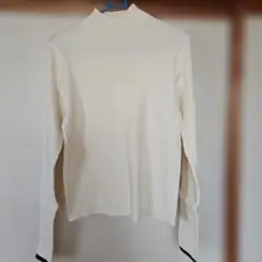 アイボリーリブ編みタートルネックセーター
