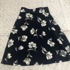 美品☆フラワープリント フレアスカート ネイビーのサムネイル