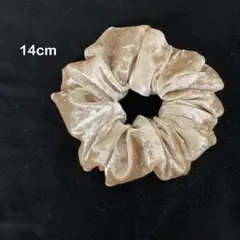 【ハンドメイド】ベロアシュシュ　ベージュ・Mサイズ／14cm