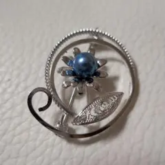 エレガントなシルバーブローチ 青いパール