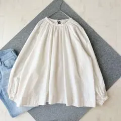 極美品✨《イエナ》ギャザーボリュームブラウス　バックリボン 綿麻 アイボリーのサムネイル