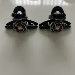 花モチーフの黒いヘアクリップ