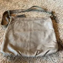 レザーショルダーバッグ ベージュ タッセル付き