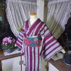 地紋が浮き立つ地に、灰水色と紫のラインが粋な、正絹アンティークのお着物です