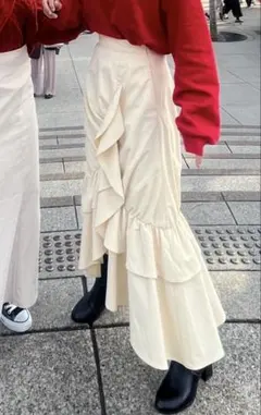 SLY フリル付き アイボリー アシンメトリースカート