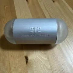 キャロライナヘレラ 212 100ml　右側は未使用　左側は数回プッシュぐらい キャロライナヘレラ 212 100ml 右側は未使用 左側は数回プッシュぐらい