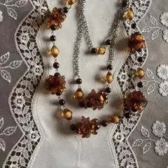 ブラウンフラワーモチーフ3連ロングネックレス