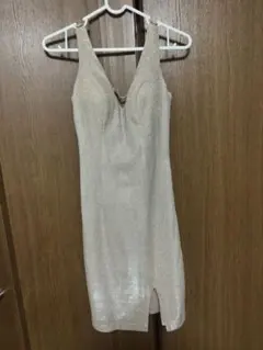 ビジュー付きベージュタイトドレス
