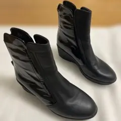 fit fit ブラックジッパーつき厚底ブーツ　23.5㎝
