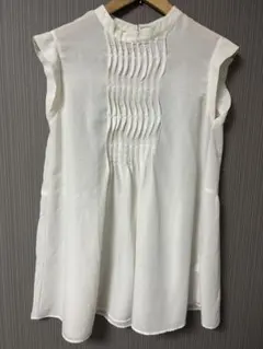 earth music&ecology ホワイト フリル付きノースリーブシャツ