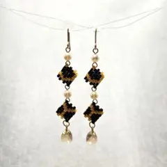 スワロフスキー　シック　亀甲柄　ブラウン　サージカルステンレス　ピアス　[36]