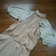 【美品】コサージュ付きゴールドベージュのパーティーボレロ