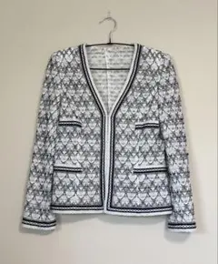 【美品】銀座マギー　白黒幾何学模様ノーカラージャケットのサムネイル