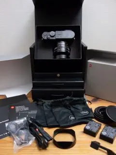 ★美品★LEICA Q Typ116 純正グリップ、予備バッテリー等いろいろ付 Leica Q (Typ 116), Silver Anodized - Leica Store Miami