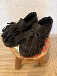 ★お値下げ★antiqua アンティカ フリンジ付き黒ローファー厚底 23センチ