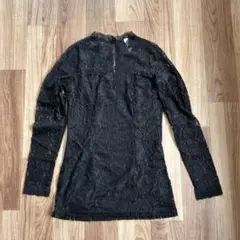 黒のレースカットソー