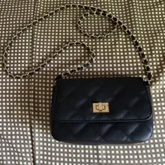 黒いキルティングショルダーバッグ